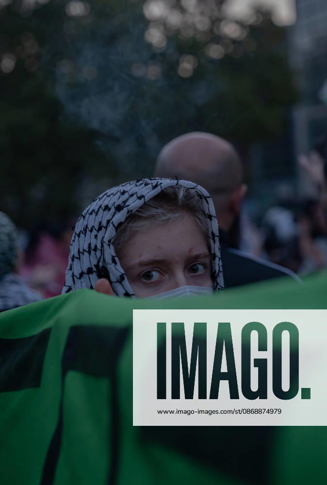 Hundereds of pro-palestinian protesters gather in Berlin, Germany, on October 7, 2026. This marks the three-year anniversary of the Hamas led border attacks in Southern Israel. Germany - ZUMAj167 20261007_zip_j167_004