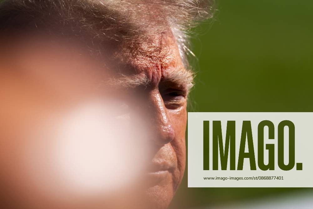 Trump Departs White House in Washington, USA - 7 Oct 26 President Donald Trump speaks to the media before departing on Marine One from the South Lawn of the White House. Trump was enroute to a campaign event in San Antonio, Texas. Washington United States