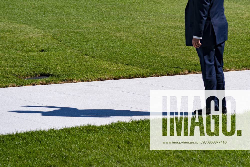 Trump Departs White House in Washington, USA - 7 Oct 26 President Donald Trump waves to supporters before departing on Marine One from the South Lawn of the White House. Trump was enroute to a campaign event in San Antonio, Texas. Washington United States