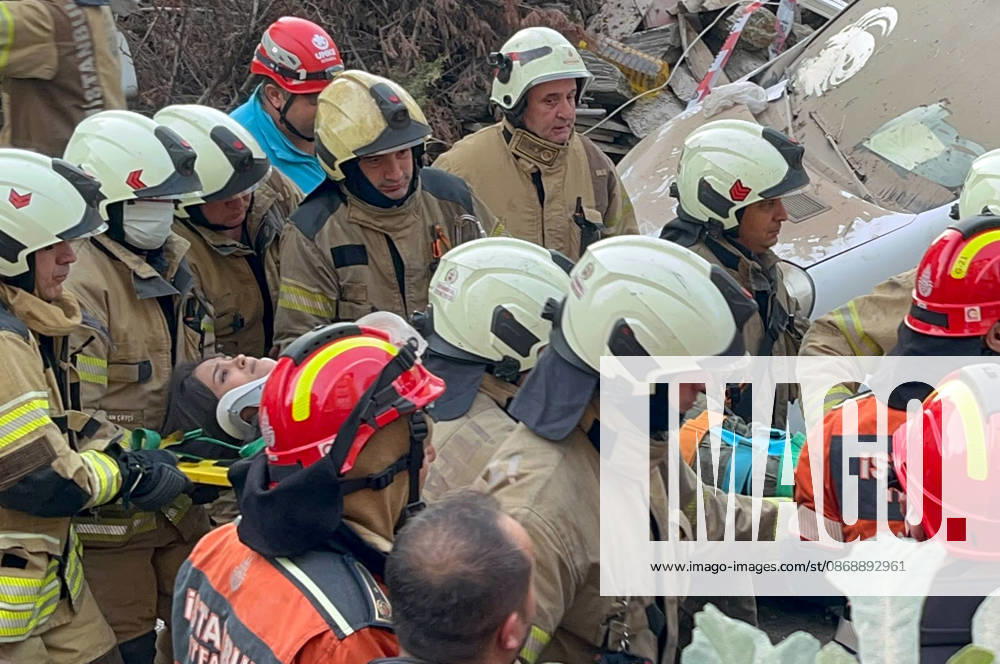 Partial collapse occurs in 7-story building in Istanbul s Maltepe district ISTANBUL, TURKIYE - OCTOBER 8: Search and rescue teams evacuate an injured person on a stretcher before the injured person is taken to a hospital by ambulance after the lower floors of a seven-story building partially collapse in the Maltepe district of Istanbul, Turkiye, on October 8, 2026. Selami Kucukoglu Anadolu Istanbul Turkey. Editorial use only. Please get in touch for any other usage.