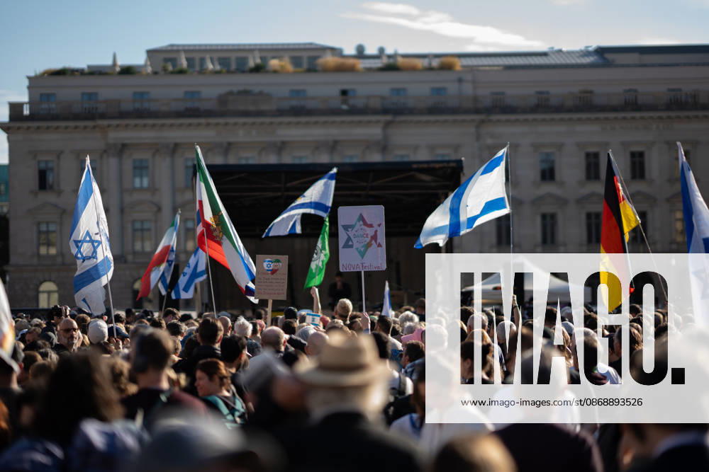 Gedenkfeier auf dem Bebelplatz in Berlin-Mitte, Zentrum der deutschen Hauptstadt;Gedenkveranstaltung 3. Jahrestag Terroranschlag der Hamas in Israel 7. Oktober. Nie vergessen. Niemals schweigen., Berlin Berlin Deutschland Bebelplatz