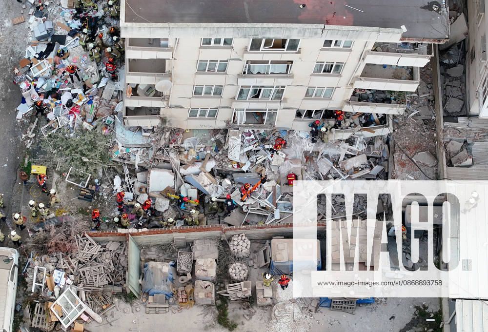 Partial collapse occurs in 7-story building in Istanbul s Maltepe district ISTANBUL, TURKIYE - OCTOBER 8: An aerial view shows search and rescue operations underway after the lower floors of a seven-story building partially collapse in the Maltepe district of Istanbul, Turkiye, on October 8, 2026. Murat Sengul Anadolu Istanbul Turkey. Editorial use only. Please get in touch for any other usage.