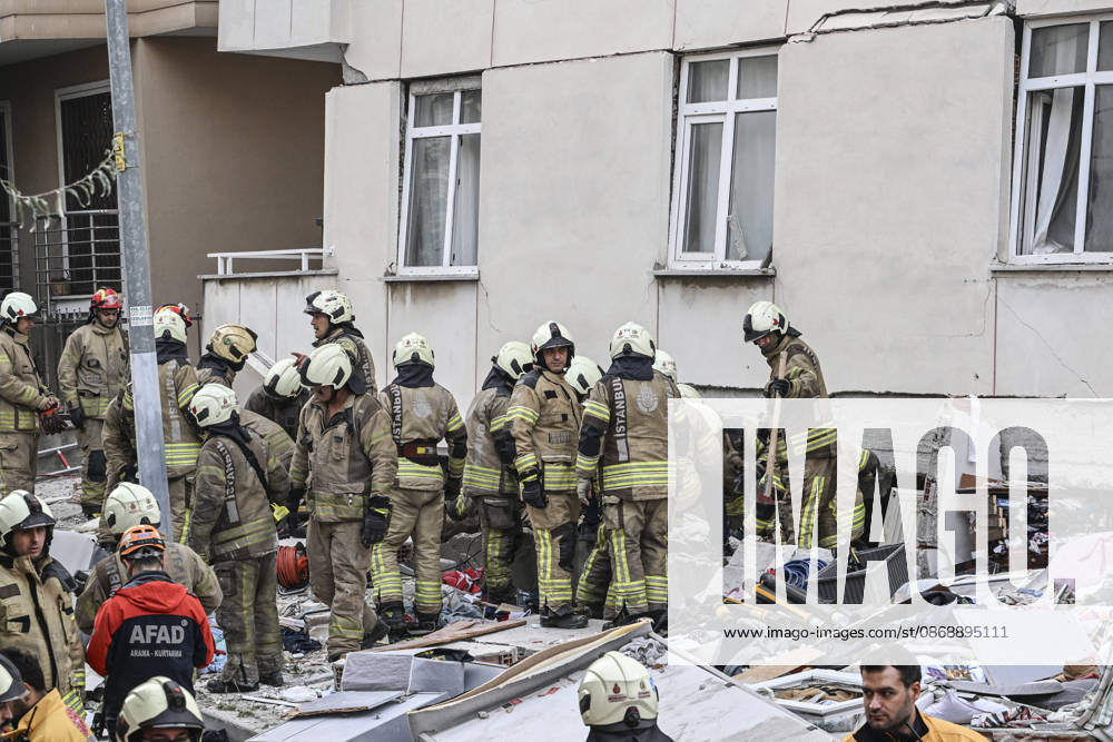 Partial collapse occurs in 7-story building in Istanbul s Maltepe district ISTANBUL, TURKIYE - OCTOBER 8: Search and rescue personnel, including firefighters, AFAD, UMKE, and police teams, operate at the site of a partial building collapse in the Cevizli neighborhood of Maltepe district, Istanbul, Turkiye on October 8, 2026. Trapped residents on the unaffected upper floors were evacuated while emergency teams initiated search and rescue efforts beneath the collapsed lower levels. Murat Sengul Anadolu Istanbul Turkey. Editorial use only. Please get in touch for any other usage.