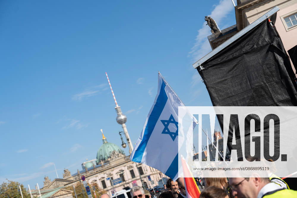 Gedenkfeier auf dem Bebelplatz in Berlin-Mitte, Zentrum der deutschen Hauptstadt;Gedenkveranstaltung 3. Jahrestag Terroranschlag der Hamas in Israel 7. Oktober. Nie vergessen. Niemals schweigen., Berlin Berlin Deutschland Bebelplatz