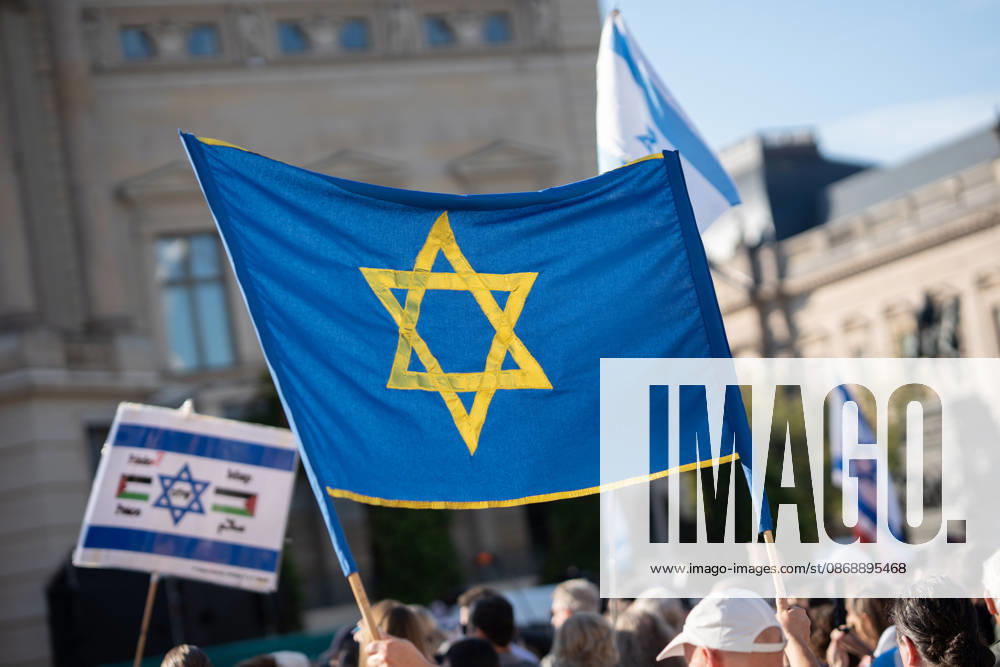 Gedenkfeier auf dem Bebelplatz in Berlin-Mitte, Zentrum der deutschen Hauptstadt;Gedenkveranstaltung 3. Jahrestag Terroranschlag der Hamas in Israel 7. Oktober. Nie vergessen. Niemals schweigen., Berlin Berlin Deutschland Bebelplatz