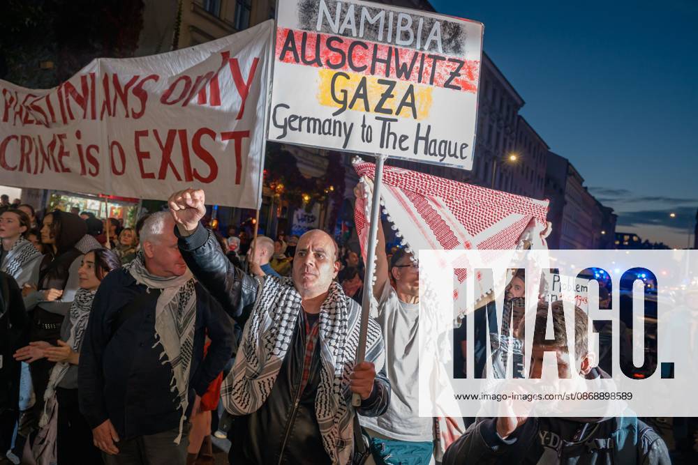 BERLIN, GERMANY, OCTOBER 7, 2026: Pro-Palestinian demonstrators march through Berlin s Kreuzberg district during a protest marking three years since the October 7 attacks and the start of the war in Gaza. The march encountered a small pro-Israel counter-demonstration along its route, with opposing groups exchanging chants. Berlin police later halted and dispersed the march before it reached its planned endpoint at Hermannplatz. Berlin Germany - ZUMAq101 20261007_zna_q101_430
