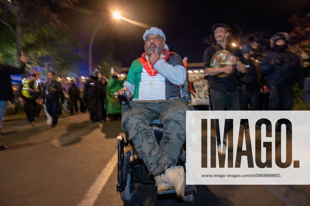 BERLIN, GERMANY, OCTOBER 7, 2026: Pro-Palestinian demonstrators march through Berlin s Kreuzberg district during a protest marking three years since the October 7 attacks and the start of the war in Gaza. The march encountered a small pro-Israel counter-demonstration along its route, with opposing groups exchanging chants. Berlin police later halted and dispersed the march before it reached its planned endpoint at Hermannplatz. Berlin Germany - ZUMAq101 20261007_zna_q101_434