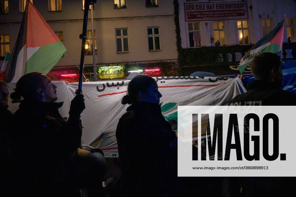 BERLIN, GERMANY, OCTOBER 7, 2026: Pro-Palestinian demonstrators march through Berlin s Kreuzberg district during a protest marking three years since the October 7 attacks and the start of the war in Gaza. The march encountered a small pro-Israel counter-demonstration along its route, with opposing groups exchanging chants. Berlin police later halted and dispersed the march before it reached its planned endpoint at Hermannplatz. Berlin Germany - ZUMAq101 20261007_zna_q101_433