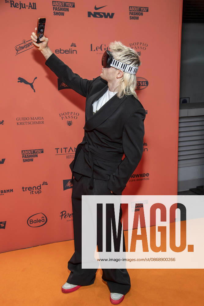 ABB ABOUTYOU- Ski Aggu zu Gast auf dem Orangenen Teppich bei der ABOUT YOU Opera Fashion Show im Admiralspalast am 07.10.2026 Berlin Deutschland