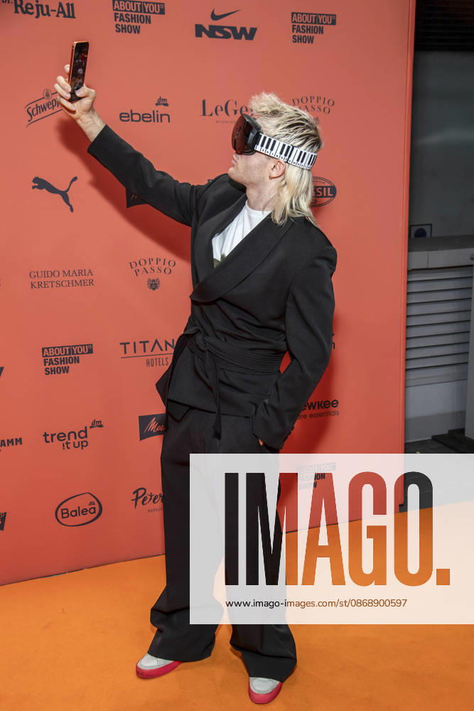 ABB ABOUTYOU- Ski Aggu zu Gast auf dem Orangenen Teppich bei der ABOUT YOU Opera Fashion Show im Admiralspalast am 07.10.2026 Berlin Deutschland