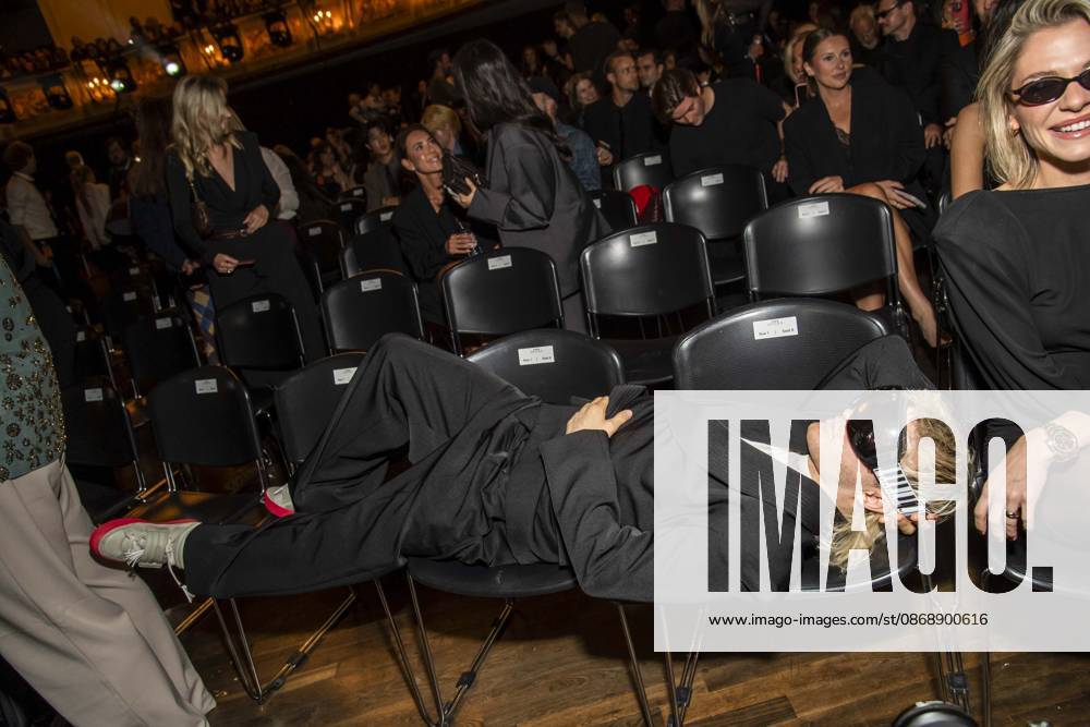 ABB ABOUTYOU- Ski Aggu liegt auf den Stuehlen zu Gast bei der ABOUT YOU Opera Fashion Show im Admiralspalast am 07.10.2026 in Berlin Berlin Deutschland