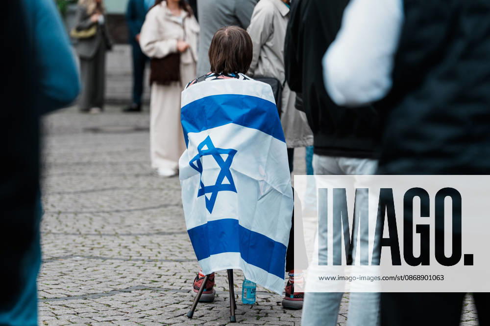 Kundgebung in Düsseldorf zum Jahrestag des Terrorangriffs der Hamas auf Israel am 7. Oktober 2023 und gegen Antisemitismus, Frau mit Flagge, Fahne