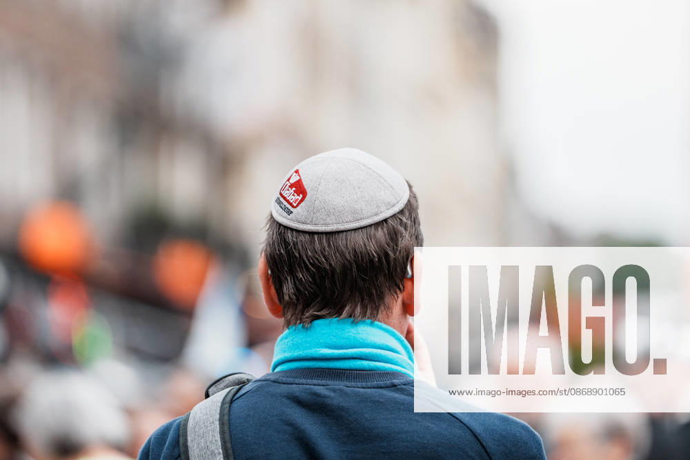 Kundgebung in Düsseldorf zum Jahrestag des Terrorangriffs der Hamas auf Israel am 7. Oktober 2023 und gegen Antisemitismus, Mann mit Kippa, Chabad Düsseldorf