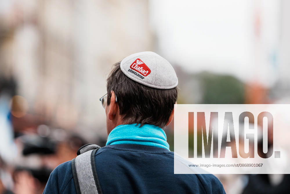 Kundgebung in Düsseldorf zum Jahrestag des Terrorangriffs der Hamas auf Israel am 7. Oktober 2023 und gegen Antisemitismus, Mann mit Kippa, Chabad Düsseldorf