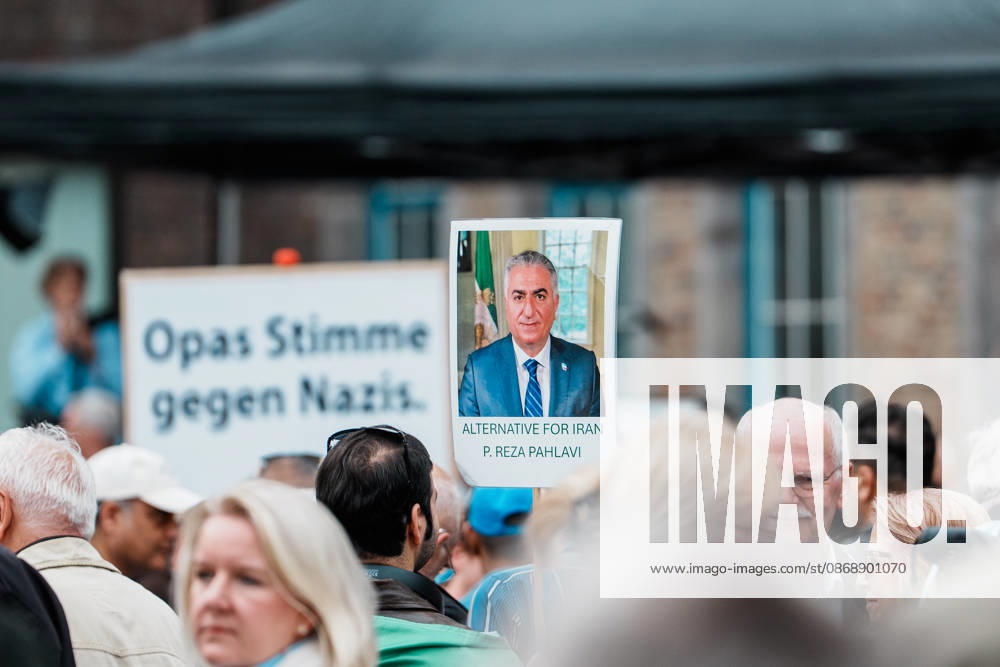 Kundgebung in Düsseldorf zum Jahrestag des Terrorangriffs der Hamas auf Israel am 7. Oktober 2023 und gegen Antisemitismus, Schild Reza Pahlavi, Iran