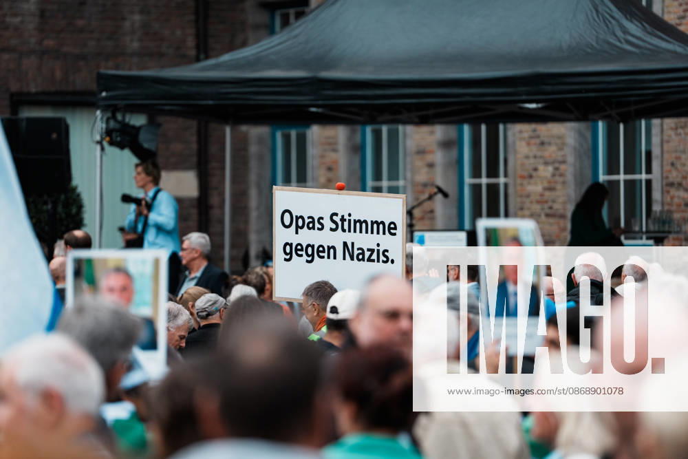 Kundgebung in Düsseldorf zum Jahrestag des Terrorangriffs der Hamas auf Israel am 7. Oktober 2023 und gegen Antisemitismus, Schild, Opas Stimme gegen Nazis