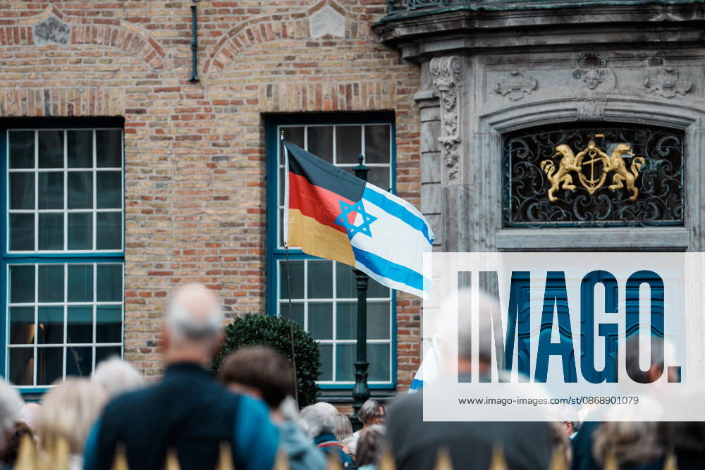 Kundgebung in Düsseldorf zum Jahrestag des Terrorangriffs der Hamas auf Israel am 7. Oktober 2023 und gegen Antisemitismus, Flagge, Fahne, Deutschland Israel