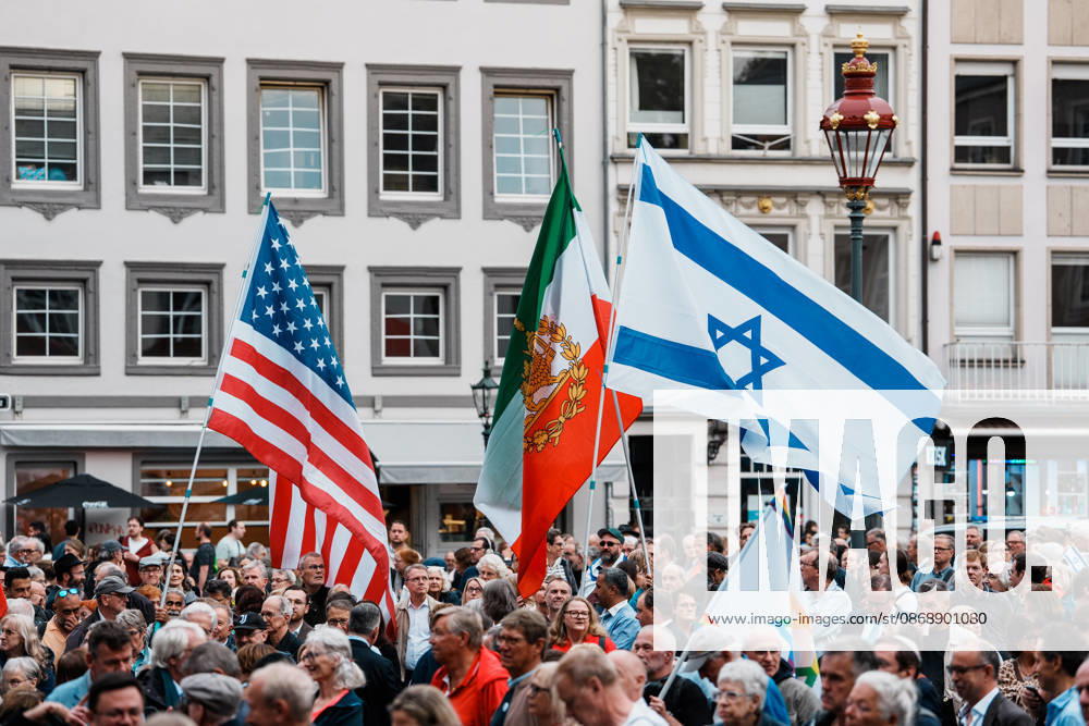 Kundgebung in Düsseldorf zum Jahrestag des Terrorangriffs der Hamas auf Israel am 7. Oktober 2023 und gegen Antisemitismus, Flagge, Fahne, USA, Iran, Die historische Löwe-und-Sonne-Flagge, Israel, Totale