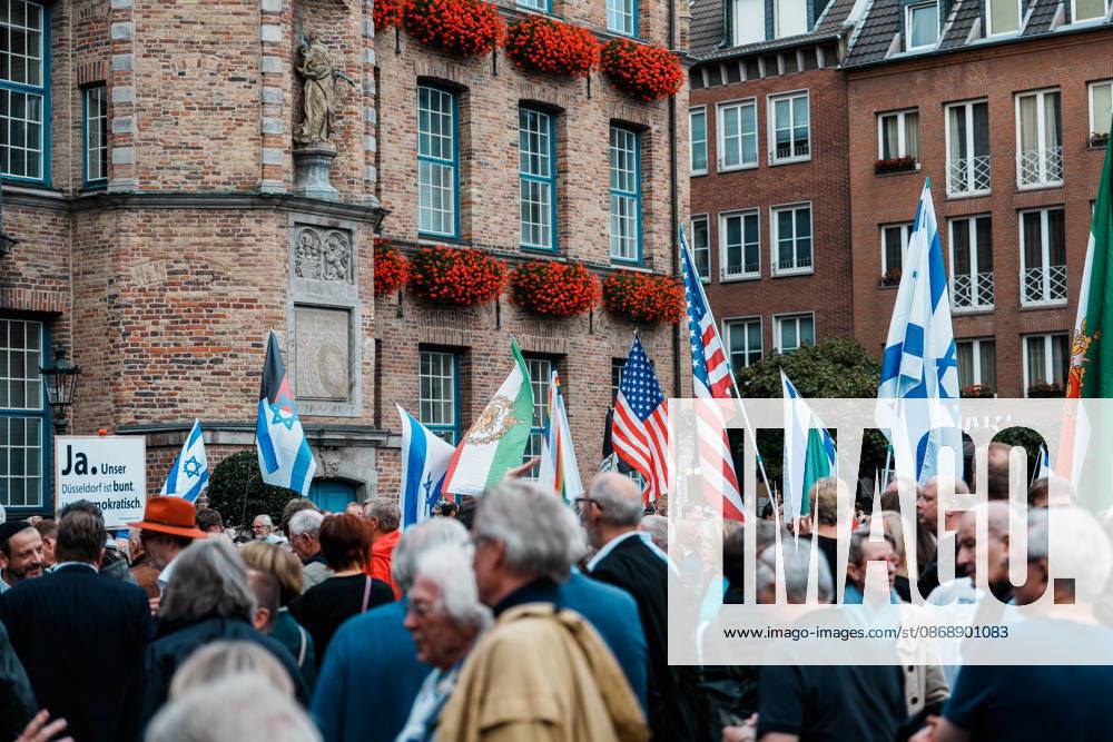 Kundgebung in Düsseldorf zum Jahrestag des Terrorangriffs der Hamas auf Israel am 7. Oktober 2023 und gegen Antisemitismus, Fahnen, Flaggen vor Rathaus, USA; historische Flagge Iran, Israel