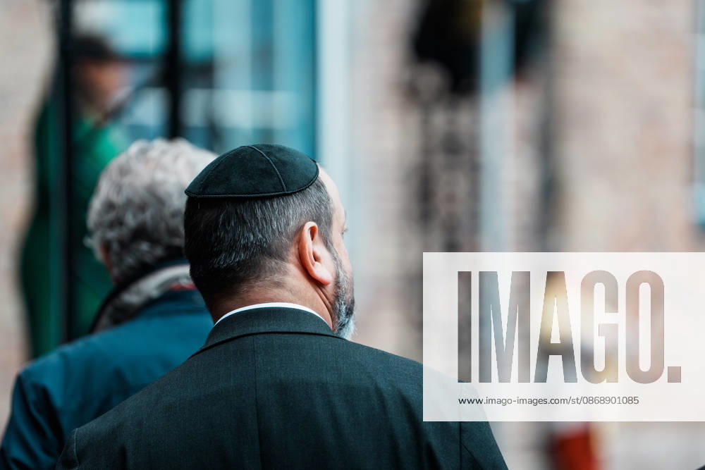 Kundgebung in Düsseldorf zum Jahrestag des Terrorangriffs der Hamas auf Israel am 7. Oktober 2023 und gegen Antisemitismus, Mann mit Kippa