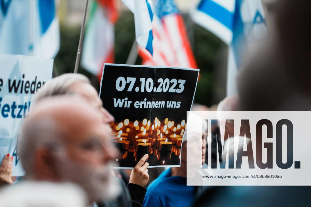 Kundgebung in Düsseldorf zum Jahrestag des Terrorangriffs der Hamas auf Israel am 7. Oktober 2023 und gegen Antisemitismus, Schild Wir erinnern uns, we remember