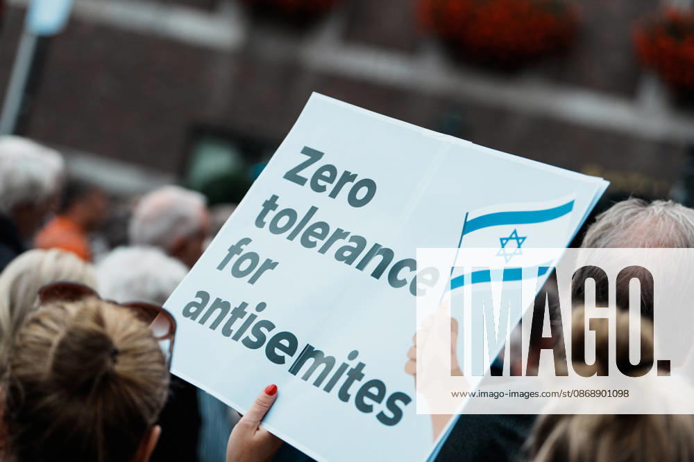 Kundgebung in Düsseldorf zum Jahrestag des Terrorangriffs der Hamas auf Israel am 7. Oktober 2023 und gegen Antisemitismus, Schild Zero tolerante for antisemites, keine Toleranz