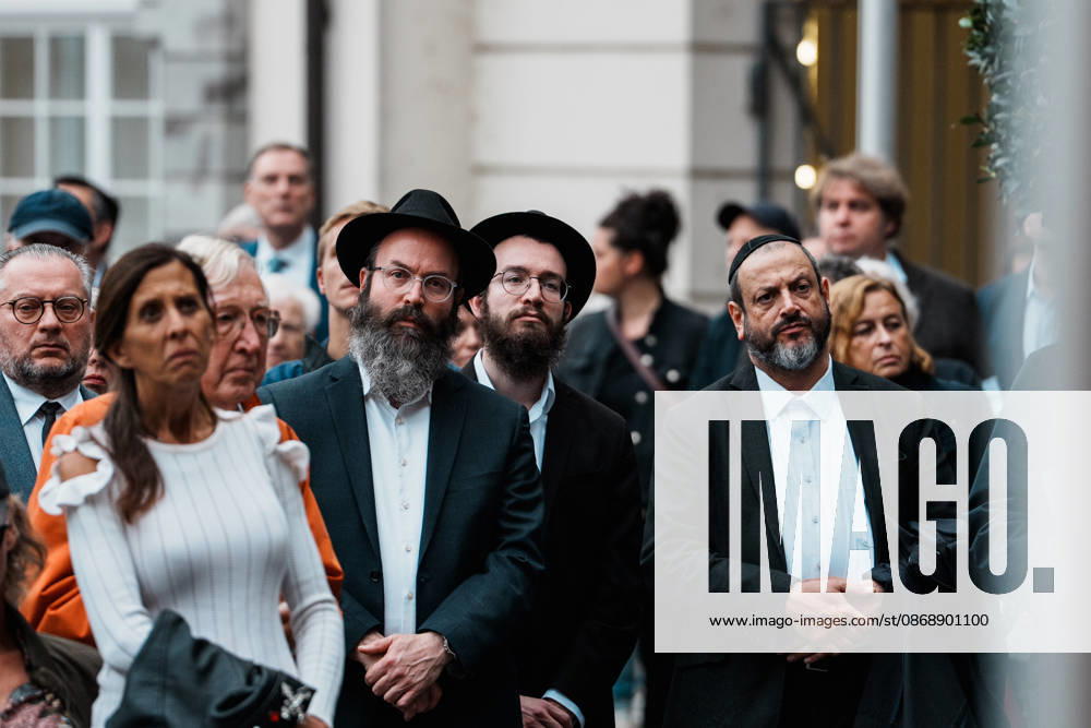 Kundgebung in Düsseldorf zum Jahrestag des Terrorangriffs der Hamas auf Israel am 7. Oktober 2023 und gegen Antisemitismus, Mitglieder jüdische Gemeinde Düsseldorf, Rabbiner