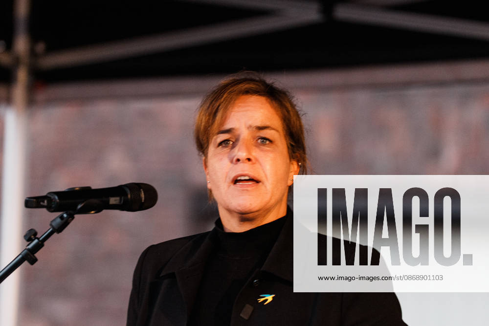 Kundgebung in Düsseldorf zum Jahrestag des Terrorangriffs der Hamas auf Israel am 7. Oktober 2023 und gegen Antisemitismus, Rede Mona Neubaur (stellv. NRW - Ministerpräsidentin, Wirtschaftsministerin, Grüne)
