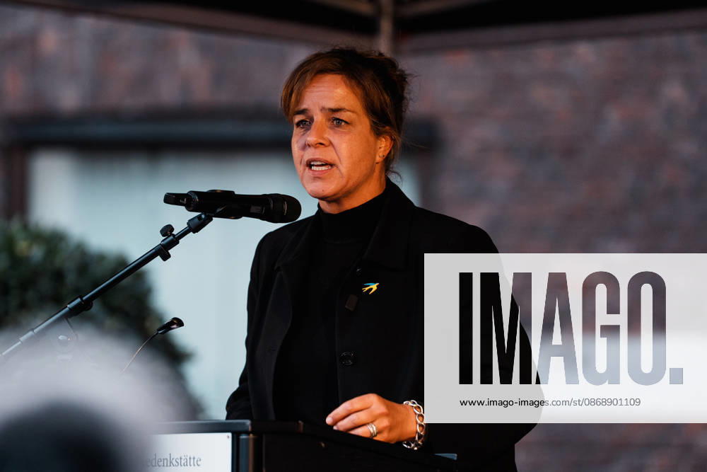 Kundgebung in Düsseldorf zum Jahrestag des Terrorangriffs der Hamas auf Israel am 7. Oktober 2023 und gegen Antisemitismus, Rede Mona Neubaur (stellv. NRW - Ministerpräsidentin, Wirtschaftsministerin, Grüne)