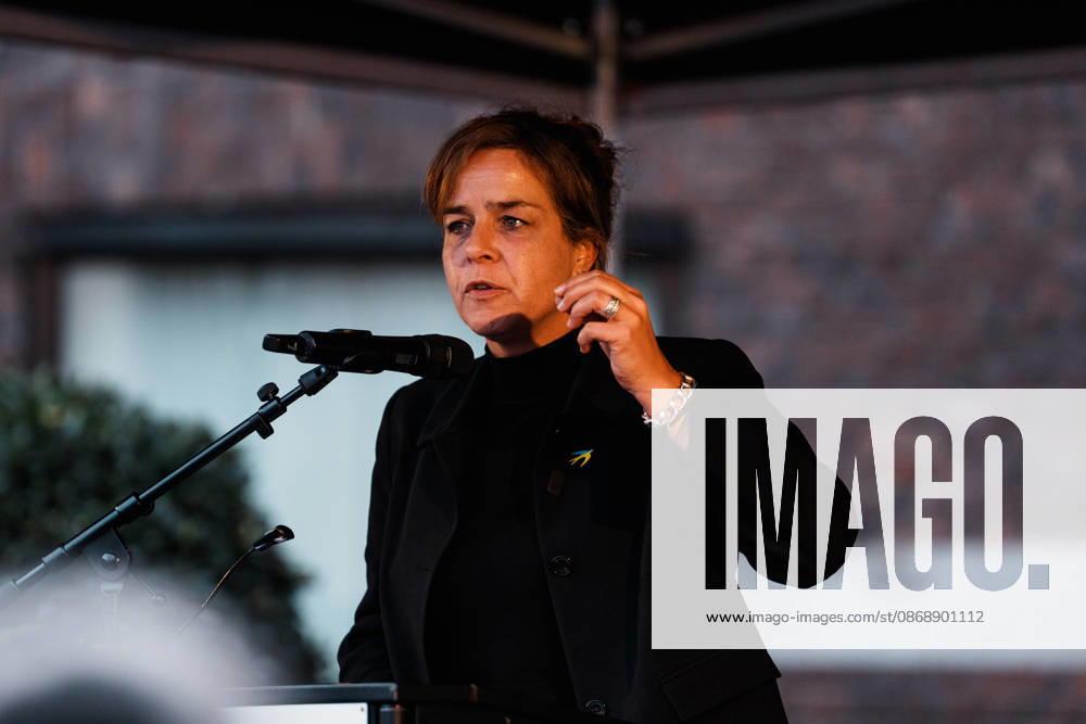 Kundgebung in Düsseldorf zum Jahrestag des Terrorangriffs der Hamas auf Israel am 7. Oktober 2023 und gegen Antisemitismus, Rede Mona Neubaur (stellv. NRW - Ministerpräsidentin, Wirtschaftsministerin, Grüne)