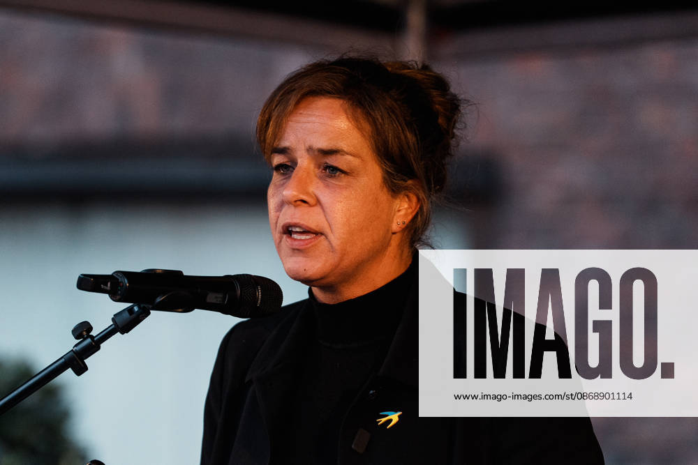 Kundgebung in Düsseldorf zum Jahrestag des Terrorangriffs der Hamas auf Israel am 7. Oktober 2023 und gegen Antisemitismus, Rede Mona Neubaur (stellv. NRW - Ministerpräsidentin, Wirtschaftsministerin, Grüne)