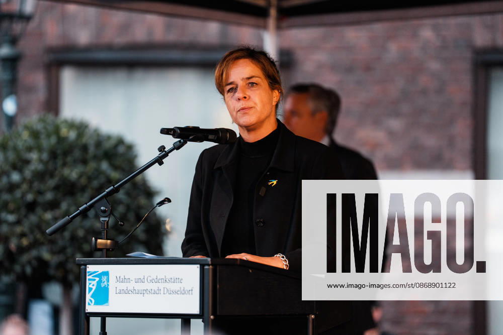 Kundgebung in Düsseldorf zum Jahrestag des Terrorangriffs der Hamas auf Israel am 7. Oktober 2023 und gegen Antisemitismus, Rede Mona Neubaur (stellv. NRW - Ministerpräsidentin, Wirtschaftsministerin, Grüne)