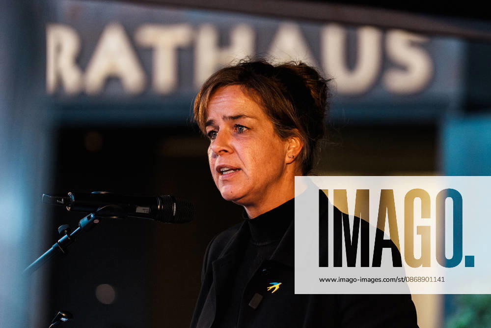 Kundgebung in Düsseldorf zum Jahrestag des Terrorangriffs der Hamas auf Israel am 7. Oktober 2023 und gegen Antisemitismus, Rede Mona Neubaur (stellv. NRW - Ministerpräsidentin, Wirtschaftsministerin, Grüne)