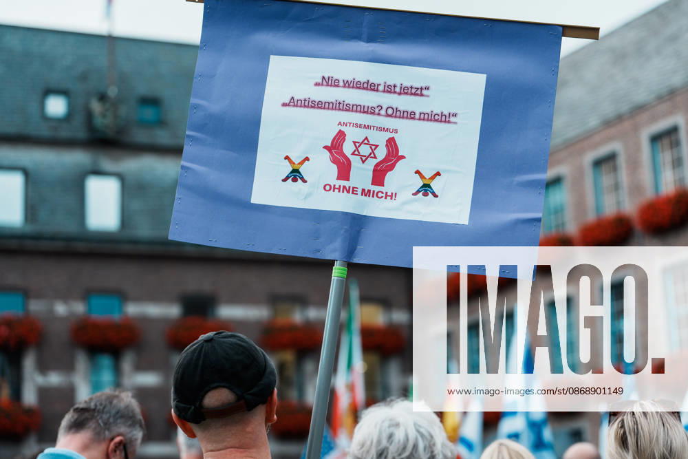 Kundgebung in Düsseldorf zum Jahrestag des Terrorangriffs der Hamas auf Israel am 7. Oktober 2023 und gegen Antisemitismus, Schild nie wieder ist jetzt
