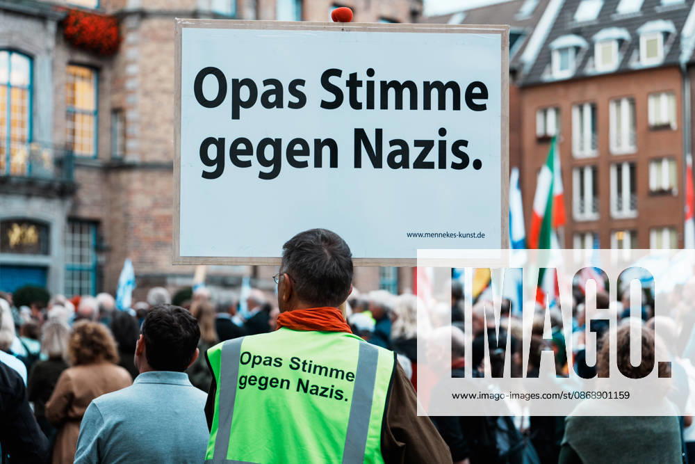 Kundgebung in Düsseldorf zum Jahrestag des Terrorangriffs der Hamas auf Israel am 7. Oktober 2023 und gegen Antisemitismus, Schild Opas Stimme gegen Nazis