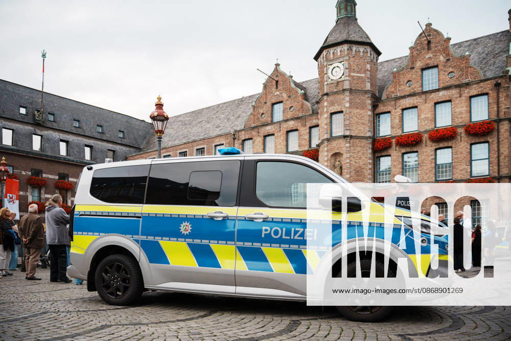 Kundgebung in Düsseldorf zum Jahrestag des Terrorangriffs der Hamas auf Israel am 7. Oktober 2023 und gegen Antisemitismus, Polizei vor Menschen am Marktplatz, Sicherheit, Schutz, Polizeiauto