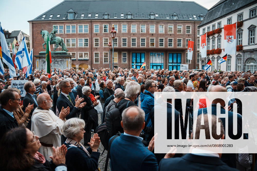 Kundgebung in Düsseldorf zum Jahrestag des Terrorangriffs der Hamas auf Israel am 7. Oktober 2023 und gegen Antisemitismus, Menschenmenge auf Marktplatz, Applaus, Totale