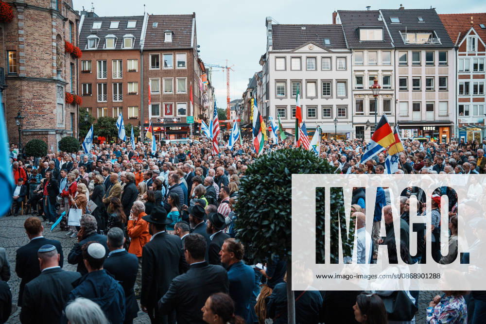 Kundgebung in Düsseldorf zum Jahrestag des Terrorangriffs der Hamas auf Israel am 7. Oktober 2023 und gegen Antisemitismus, Menschenmenge auf Marktplatz, Fahnen, Flagge, USA, Israel, Deutschland, Iran, Totale