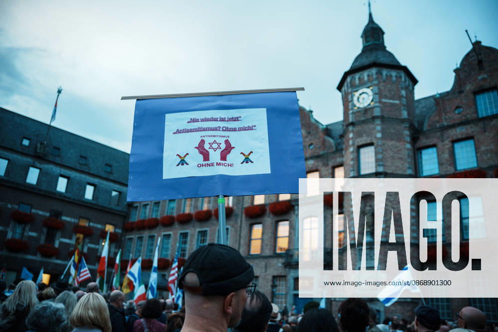 Kundgebung in Düsseldorf zum Jahrestag des Terrorangriffs der Hamas auf Israel am 7. Oktober 2023 und gegen Antisemitismus, Schild Nie wieder ist jetzt