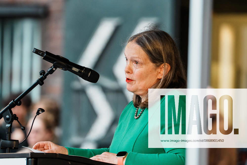 Kundgebung in Düsseldorf zum Jahrestag des Terrorangriffs der Hamas auf Israel am 7. Oktober 2023 und gegen Antisemitismus, Rede Henrike Tetz (Vorsitzende Förderkreis Mahn- und Gedenkstätte Düsseldorf, Oberkirchenrätin Evangelische Kirche im Rheinland)