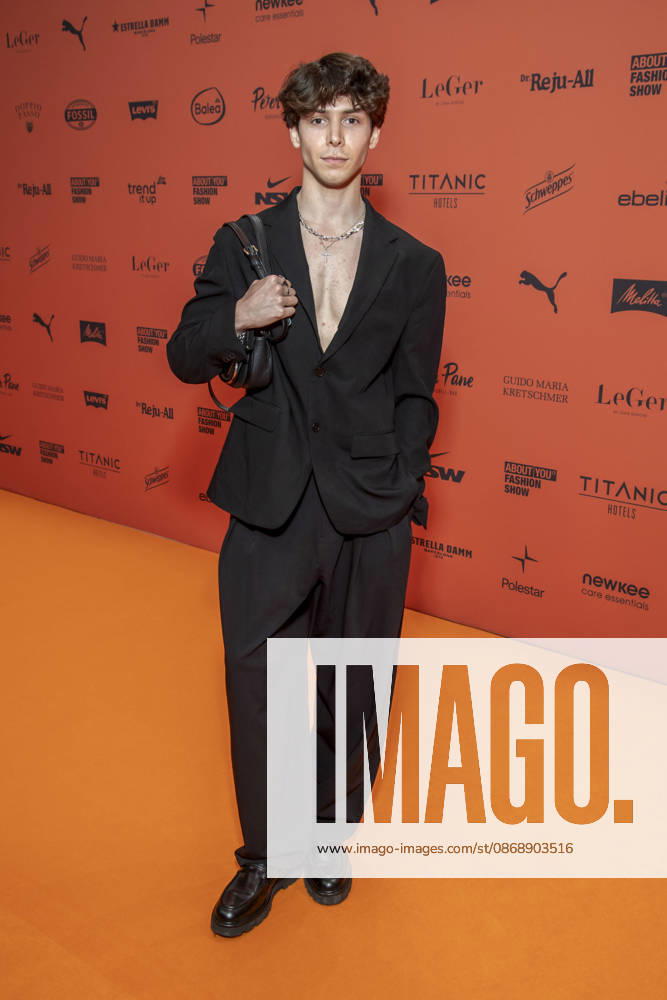 ABB ABOUTYOU- Sascha Dombrowski zu Gast auf dem Orangenen Teppich bei der ABOUT YOU Opera Fashion Show im Admiralspalast am 07.10.2026 in Berlin Berlin Deutschland