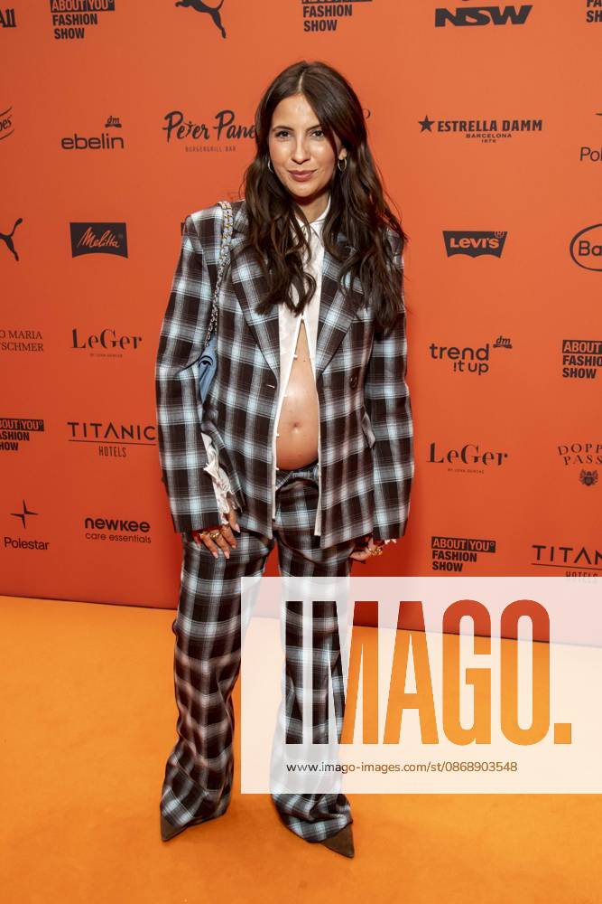 ABB ABOUTYOU- Chryssanthi Kavazi Babybauch zu Gast auf dem Orangenen Teppich bei der ABOUT YOU Opera Fashion Show im Admiralspalast am 07.10.2026 in Berlin Berlin Deutschland