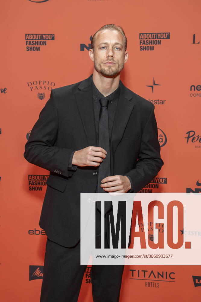 ABB ABOUTYOU- Kevin Pabel zu Gast auf dem Orangenen Teppich bei der ABOUT YOU Opera Fashion Show im Admiralspalast am 07.10.2026 in Berlin Berlin Deutschland