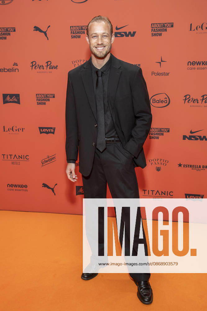 ABB ABOUTYOU- Kevin Pabel zu Gast auf dem Orangenen Teppich bei der ABOUT YOU Opera Fashion Show im Admiralspalast am 07.10.2026 in Berlin Berlin Deutschland