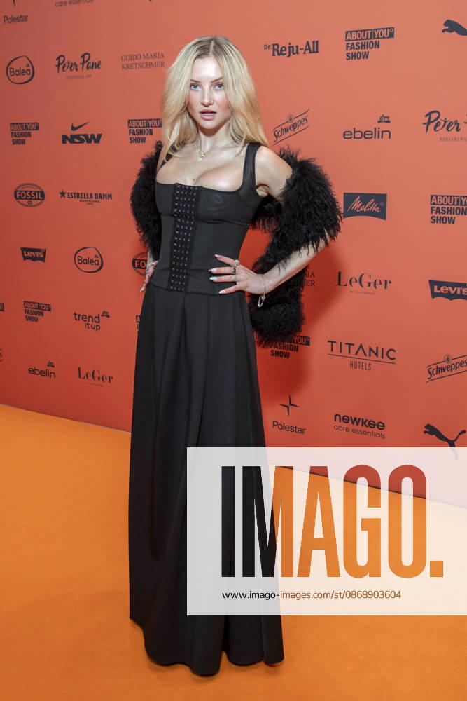 ABB ABOUTYOU- Julia Wulf zu Gast auf dem Orangenen Teppich bei der ABOUT YOU Opera Fashion Show im Admiralspalast am 07.10.2026 in Berlin Berlin Deutschland