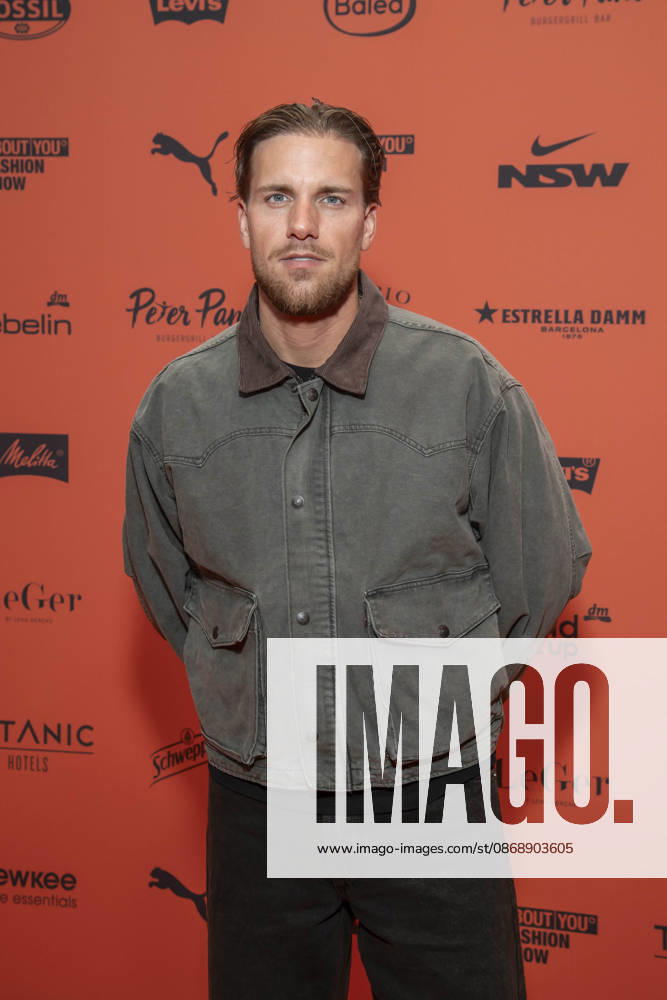 ABB ABOUTYOU- Felix Stein zu Gast auf dem Orangenen Teppich bei der ABOUT YOU Opera Fashion Show im Admiralspalast am 07.10.2026 in Berlin Berlin Deutschland