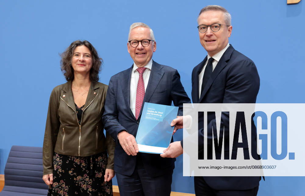 Prof. Dr. Sabine Kuhlmann, stv. Vorsitzende des NKR, Lutz Goebel, Vorsitzender des Nationalen Normenkontrollrats, Dr. Karsten Wildberger, Bundesminister für Digitalisierung und Staatsmodernisierung (BMDS), PK zu - Jahresbericht des Nationalen Normenkontrollrats zum Bürokratieabbau, Berlin
