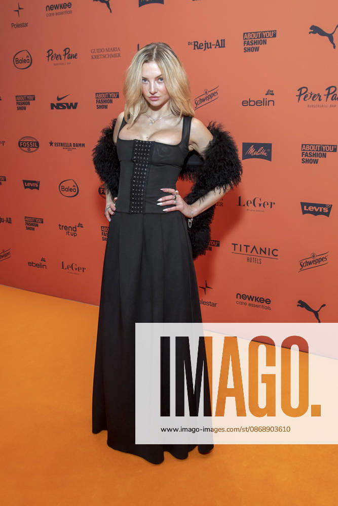 ABB ABOUTYOU- Julia Wulf zu Gast auf dem Orangenen Teppich bei der ABOUT YOU Opera Fashion Show im Admiralspalast am 07.10.2026 in Berlin Berlin Deutschland