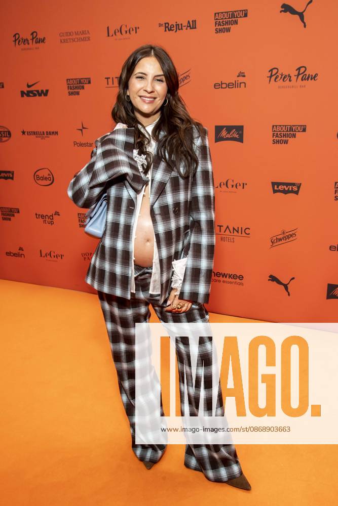 ABB ABOUTYOU- Chryssanthi Kavazi Babybauch zu Gast auf dem Orangenen Teppich bei der ABOUT YOU Opera Fashion Show im Admiralspalast am 07.10.2026 in Berlin Berlin Deutschland