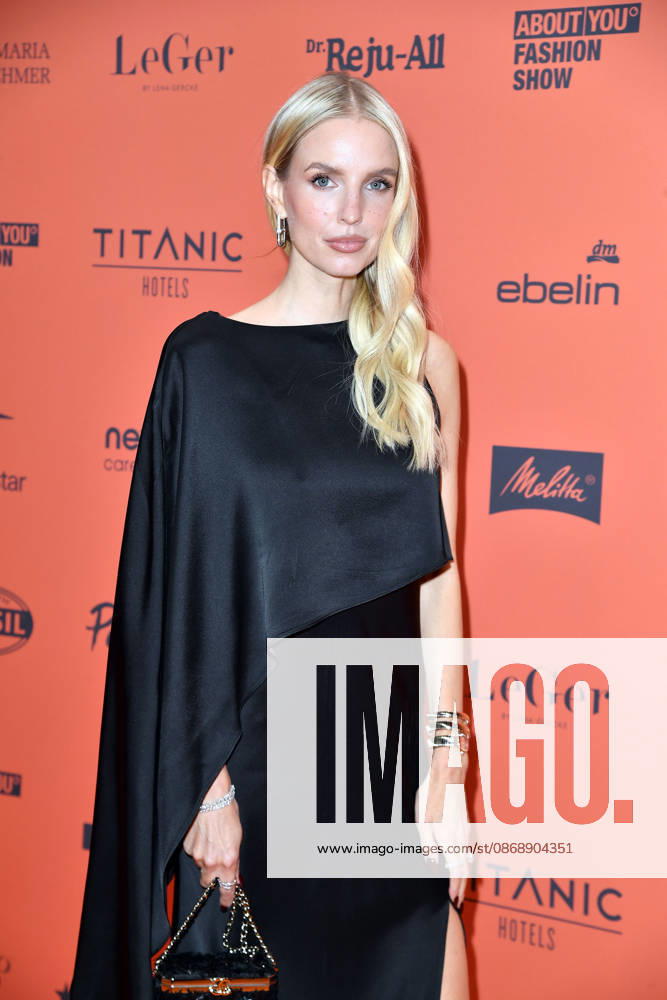 Leonie Hanne bei der ABOUT YOU Opera Modenschau in Berlin am 07.10.2026